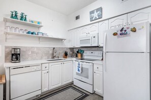 Jääkaappi, uuni, liesi, astianpesukone