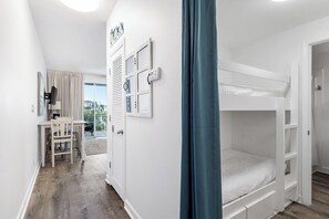 2 makuuhuonetta, silitysrauta/-lauta, ilmainen Wi-Fi, vuodevaatteet