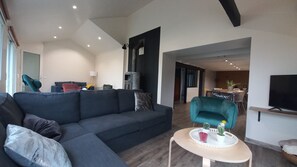 Smart-TV, Tischfußball, Stereoanlage