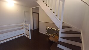 A staircase with white railings and dark steps, leading to a door at the top. - Comfortable house (10 persons), 1,5 km from the sea (Finistère Sud - Bretagne) (Plozévet)
