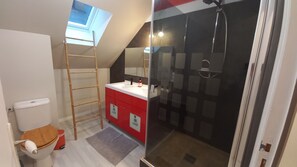 Douche, séchoir à cheveux, serviettes fournies, papier de toilette