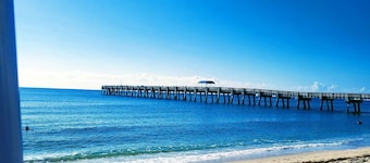  Resort Style Vacation Condo with keyless entry