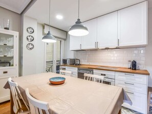 Fridge, microwave, oven, dishwasher - apartamento reformado en Lavapiés de alquiler temporal (Madrid)