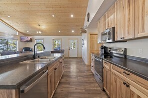 Fridge, microwave, oven, stovetop - On Lake Superior near McLain Park, Hot Tub, more (Hancock)