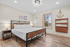 4 bedrooms, desk, iron/ironing board, travel cot - On Lake Superior near McLain Park, Hot Tub, more (Hancock)