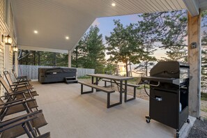 Outdoor dining - On Lake Superior near McLain Park, Hot Tub, more (Hancock)