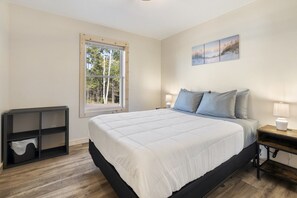 4 habitaciones, escritorio y tabla de planchar con plancha 