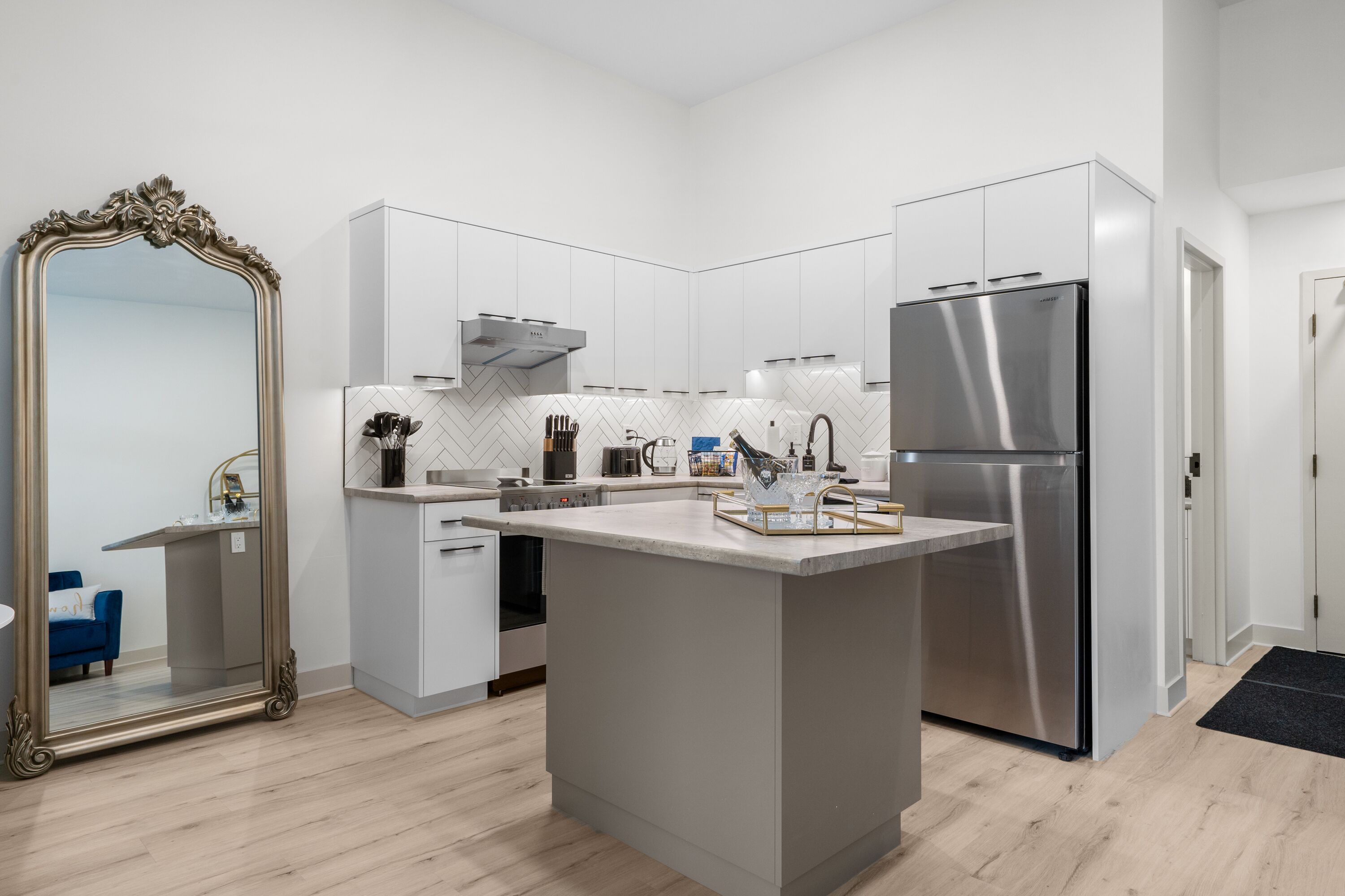 Réfrigérateur, micro-ondes, four, plaque de cuisson