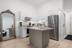 ثلاجة، ميكروويف، فرن، موقد طهي مسطح