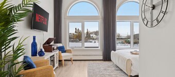 Upscale Historic Loft | TOP FLOOR | Downtown | Free Parking