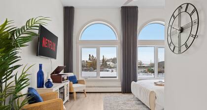 Upscale Historic Loft | TOP FLOOR | Downtown | Free Parking