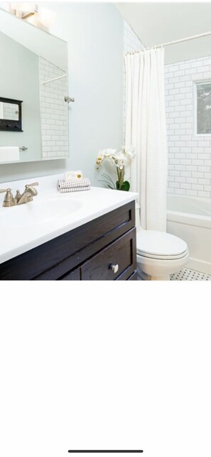 Shower - All Seasons Cottage in the Blue Mountains (The Blue Mountains)