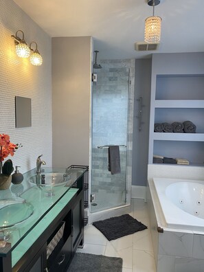 Dusche, Whirlpool, Haartrockner, Handtücher