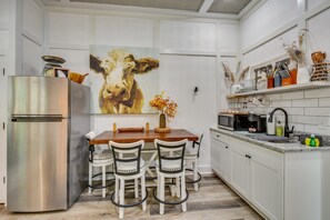 Refrigerador, microondas, cafetera y tetera y tostadora 