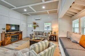 Smart TV, chimenea y libros 