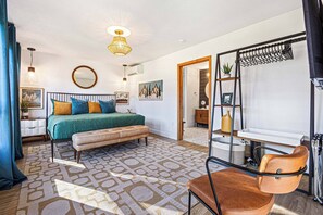 4 bedrooms, iron/ironing board, free WiFi, bed sheets