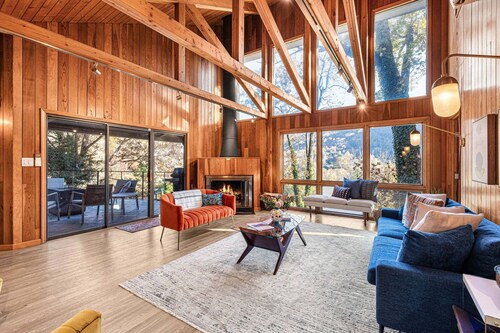 MaggiePinesHideaway - Four Bedroom Chalet, Sleeps 8