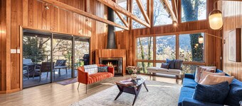 MaggiePinesHideaway - Four Bedroom Chalet, Sleeps 8