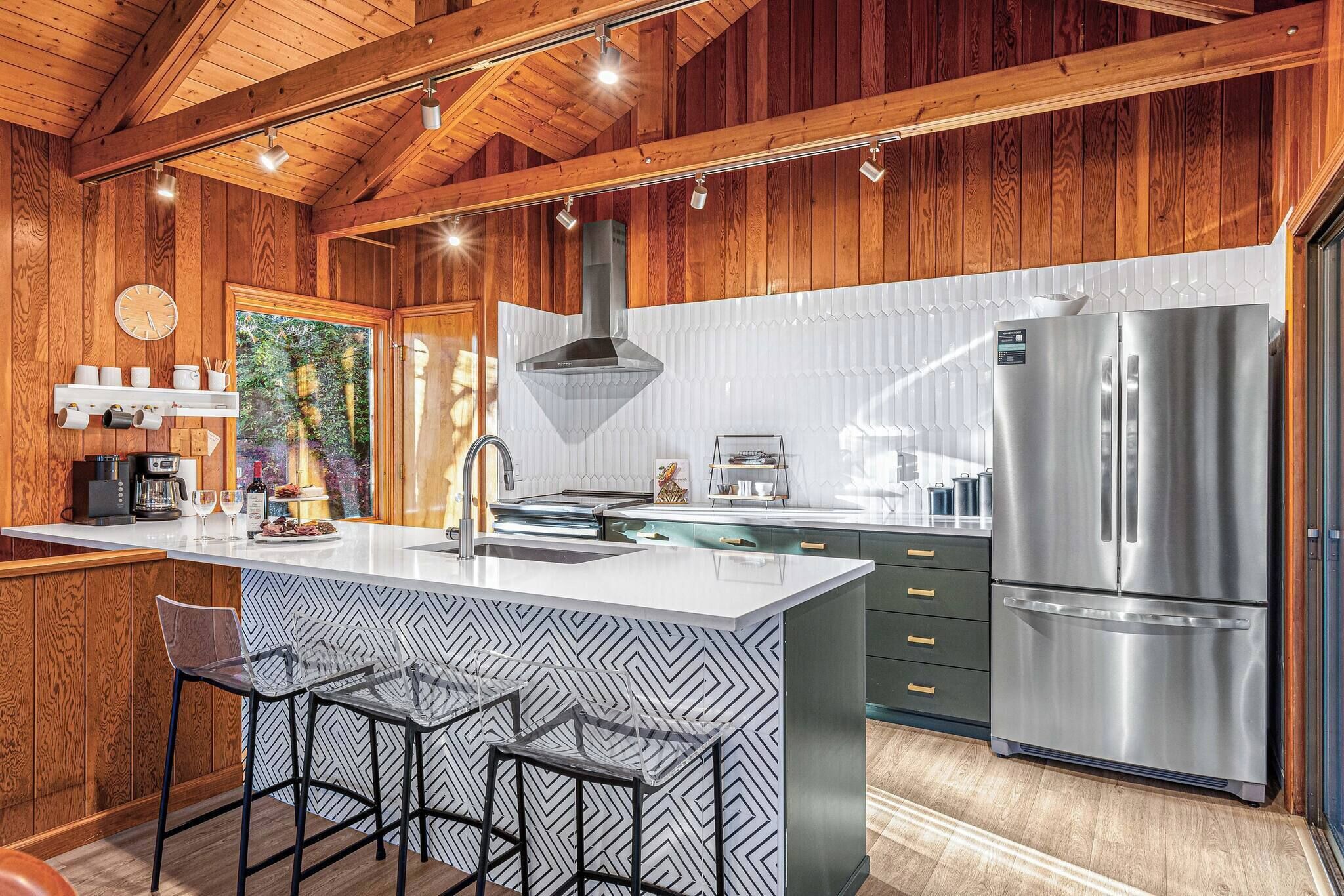 Een koelkast, een magnetron, een oven, een kookplaat