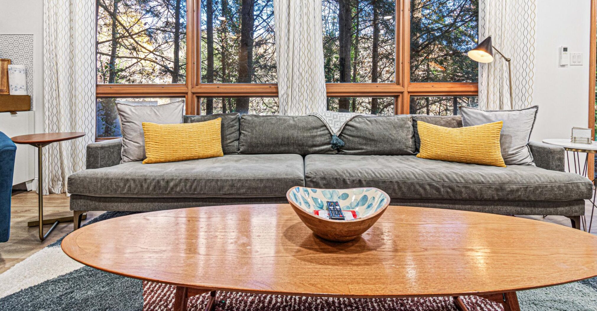 Chimenea, reproductor de DVD y estéreo 