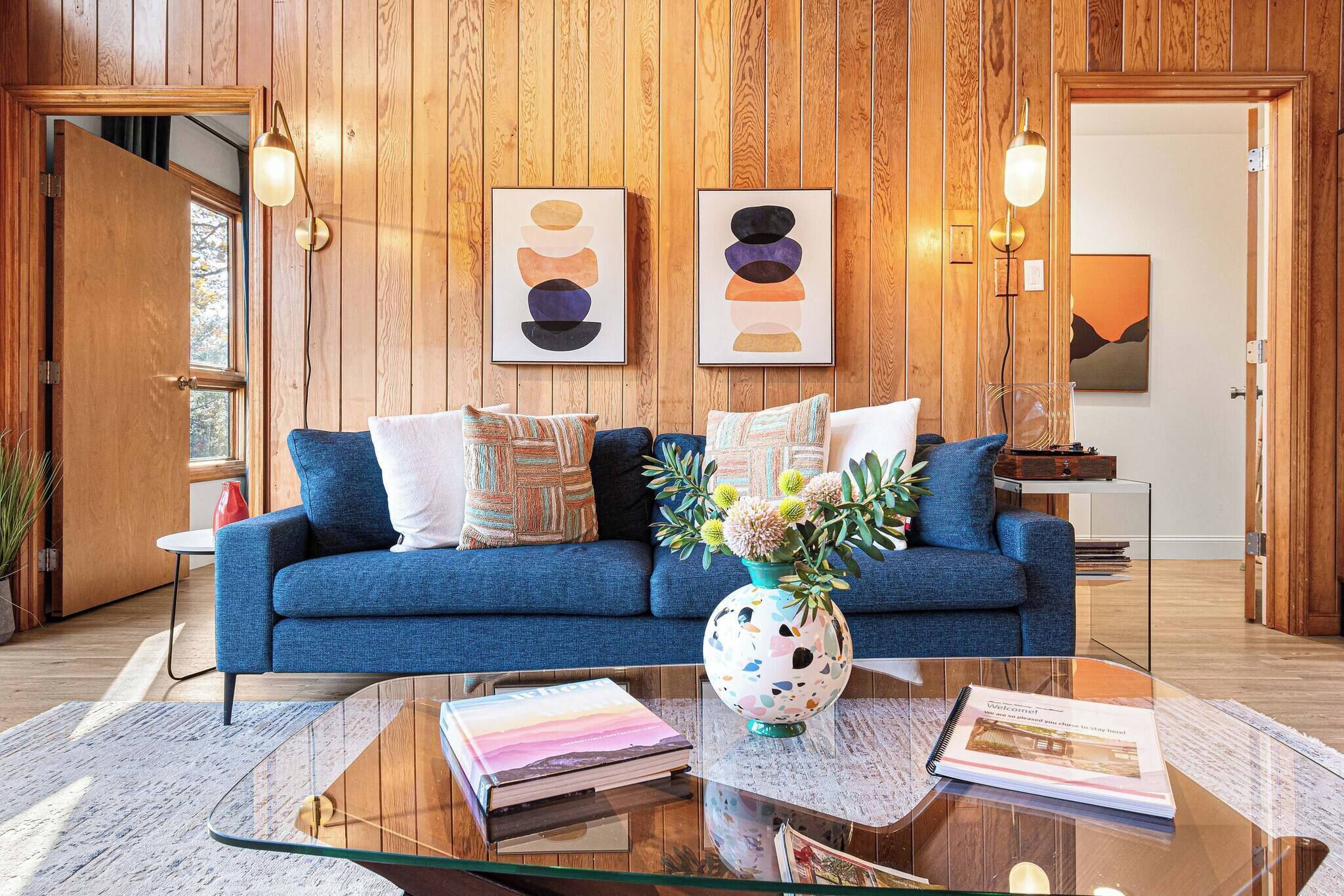 Een open haard, een dvd-speler en een stereo