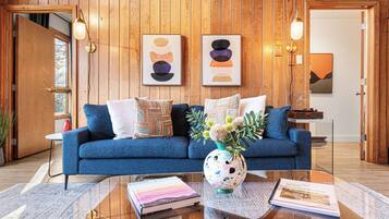 Een open haard, een dvd-speler en een stereo