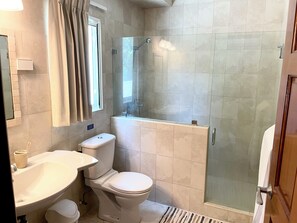 Douche, sèche-cheveux, serviettes fournies, savon