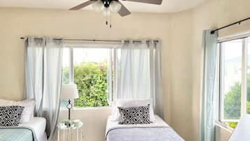 3 室のベッドルーム、デスク、アイロン / アイロン台、旅行用ベビーベッド