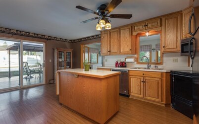 Pool house in the heart of Starbuck 3min drive to Lake Minnewaska/Starbuck Beach