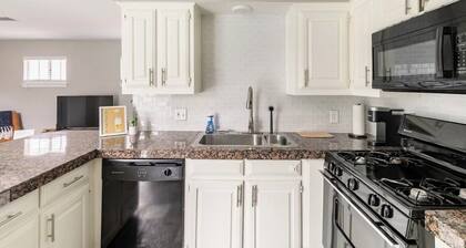 Immerse yourself in the rich, vibrant Dallas culture in this cozy urban getaway.