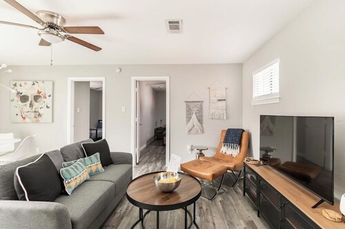 Immerse yourself in the rich, vibrant Dallas culture in this cozy urban getaway.