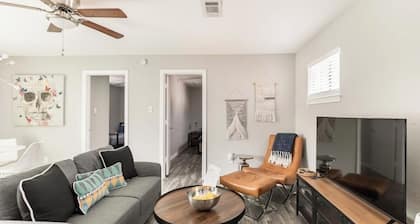 Immerse yourself in the rich, vibrant Dallas culture in this cozy urban getaway.