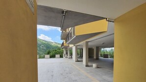 Un espacio al aire libre techado con vistas a colinas verdes.