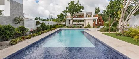 Una piscina al aire libre