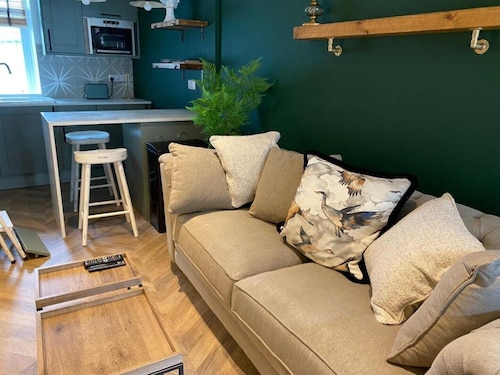 Luxurious one-bedroom seaside apartment