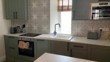 Fridge, oven, stovetop, dishwasher