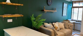 Luxurious one-bedroom seaside apartment