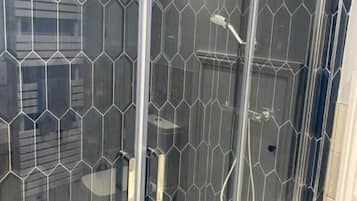 Regadera, amenidades de baño gratuitas, secadora de cabello, toallas