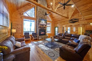 Smart TV, fireplace, table football - The Eastwood · Heated Pool! Ultimate Game Room: Skee-Ball, Arcade + Ping-Pong (Broken Bow)