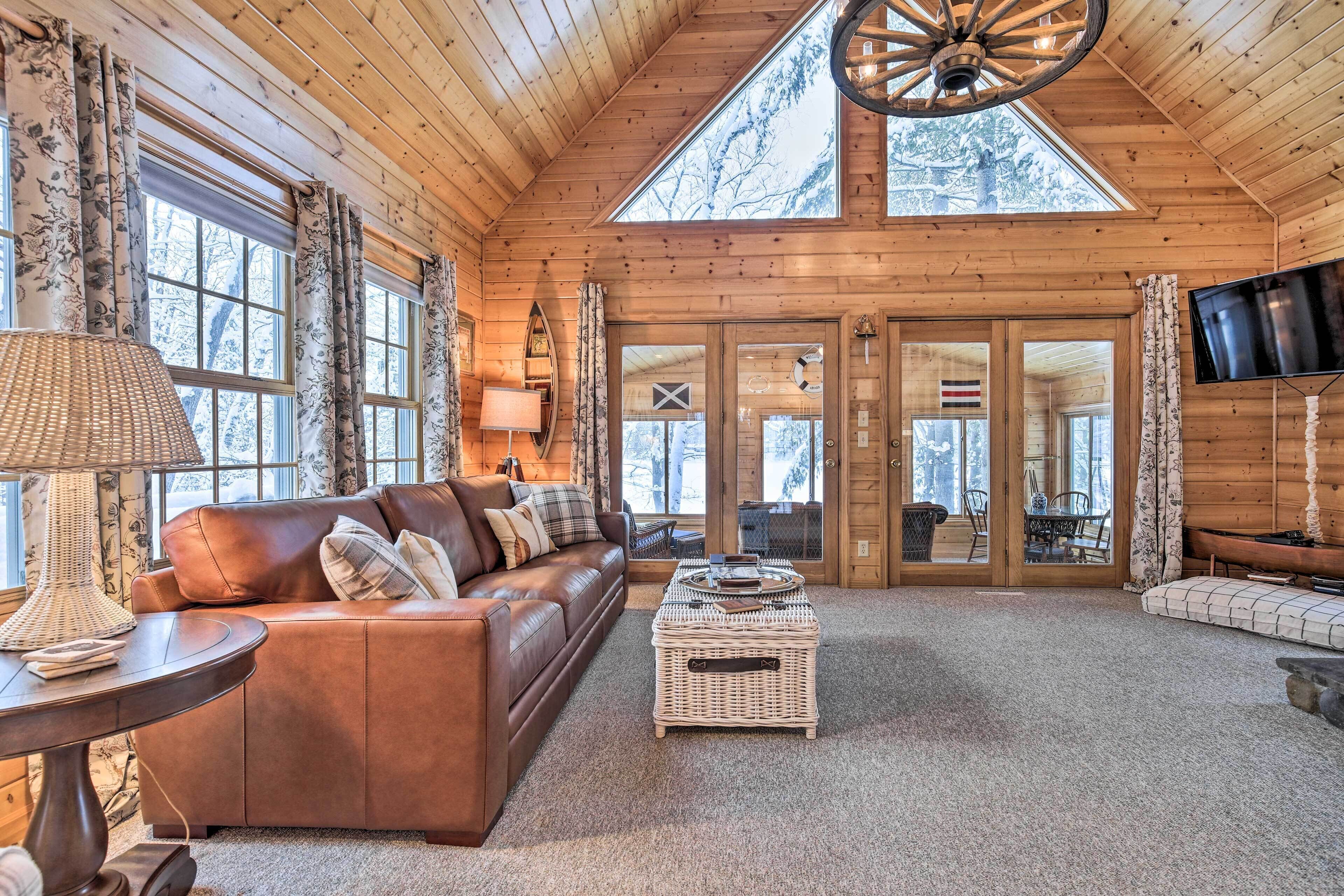 'The Minocqua Blue House' w/ Private Beach & Pier