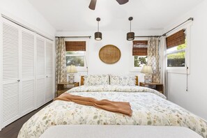 3 soverom, skrivebord, strykejern/-brett og reiseseng for barn