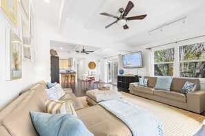 Smart-TV, bøker og kontorer