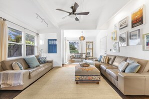 Smart-TV, bøker og kontorer