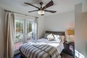 3 habitaciones, escritorio y tabla de planchar con plancha 