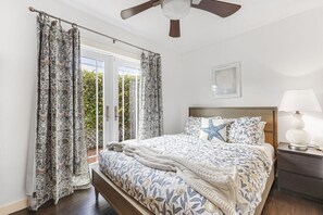 3 habitaciones, escritorio y tabla de planchar con plancha 