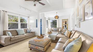 TV connectée, livres, espaces bureaux