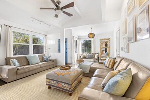 Téléviseur connecté, livres, bureau