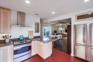 冷蔵庫、電子レンジ、オーブン、コンロ