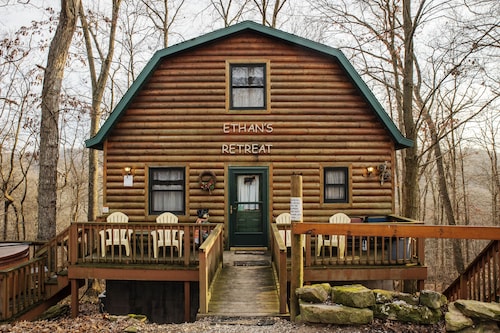 Ethan's Retreat:  Cozy cabin getaway w/hot tub, private & pet-friendly!