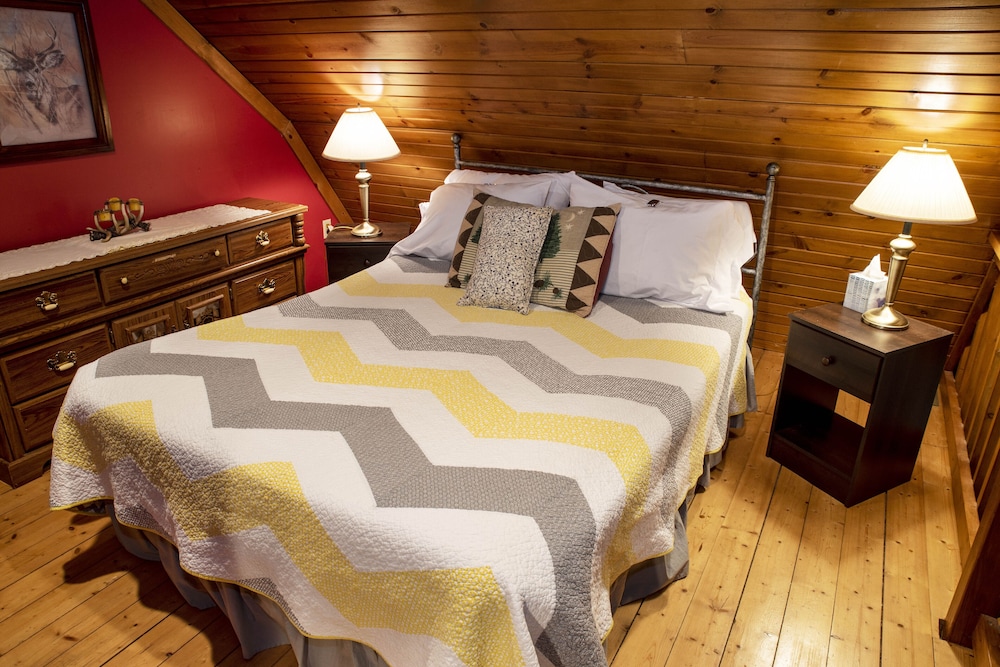 Room, Ethan's Retreat:  Cozy cabin getaway w/hot tub in the woods & pet-friendly!